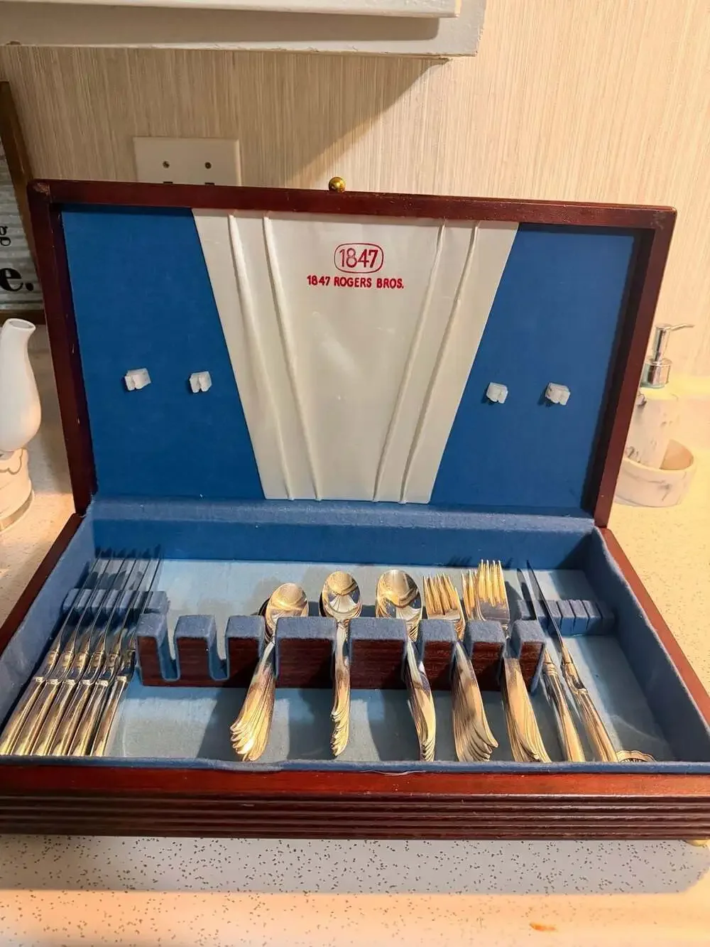 Vintage 1847 Rogers Bros IS Flair Silverplate Flatware Set with Wooden Chest